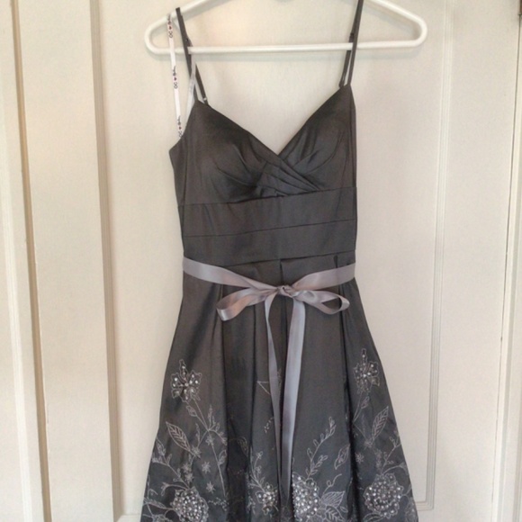 Oleg Cassini Charcoal Fit n Flare Embellished Dress in Charcoal sz 4 EUC - Picture 2 of 8